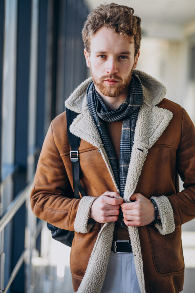 moda masculina para o inverno 2024: homem com roupas de frio