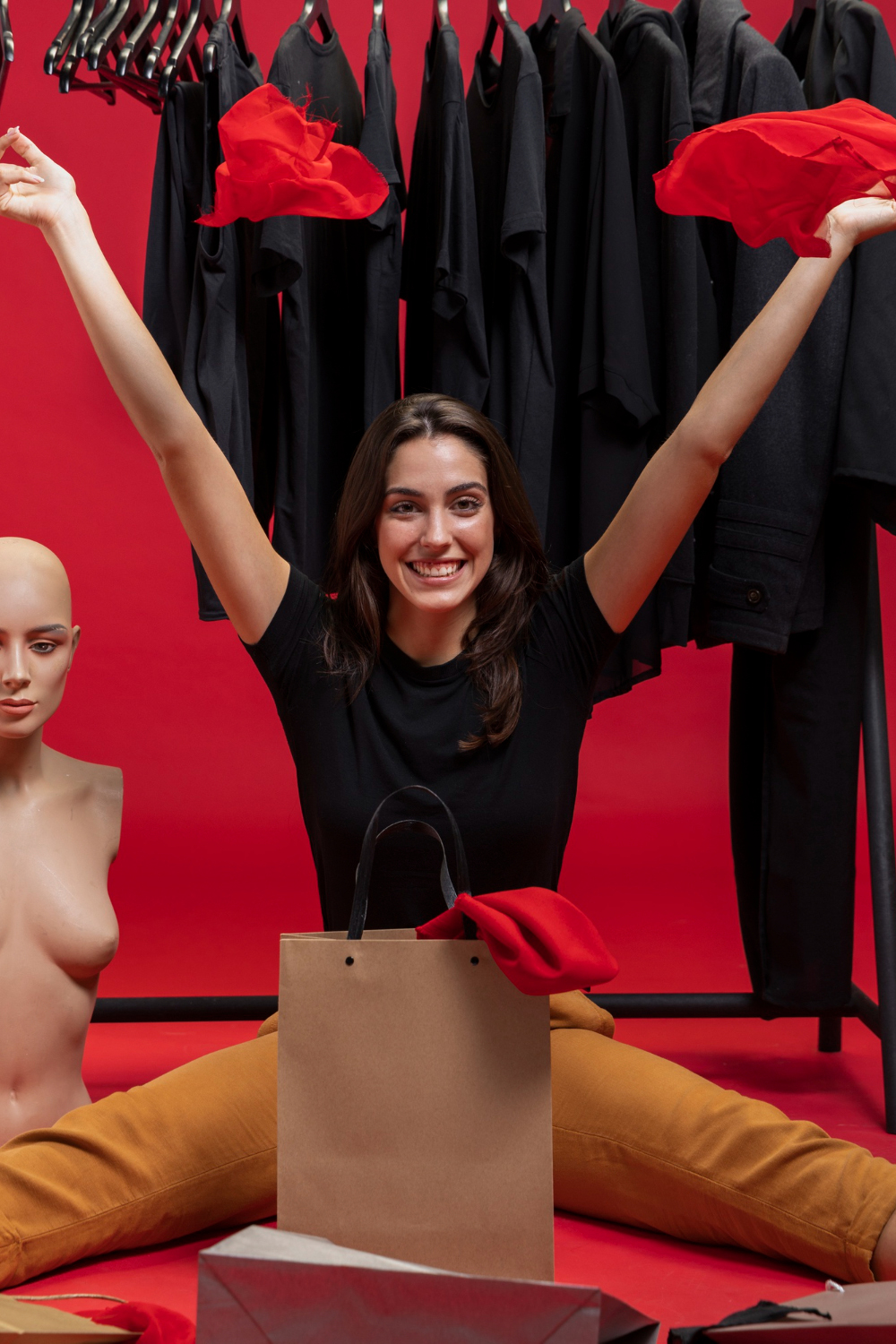 Marketing de Influência no B2B: mulher influencer de moda sentada, sorrindo, cercada e roupas