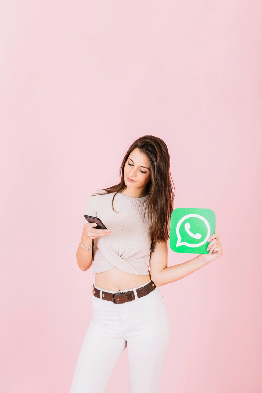 Figurinhas do WhatsApp: mulher usando celular e segurando logo do app