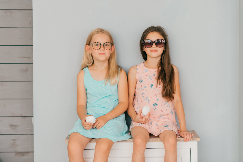 Crianças usando peças de moda infantil em cores candy, tendência para o Verão 2027